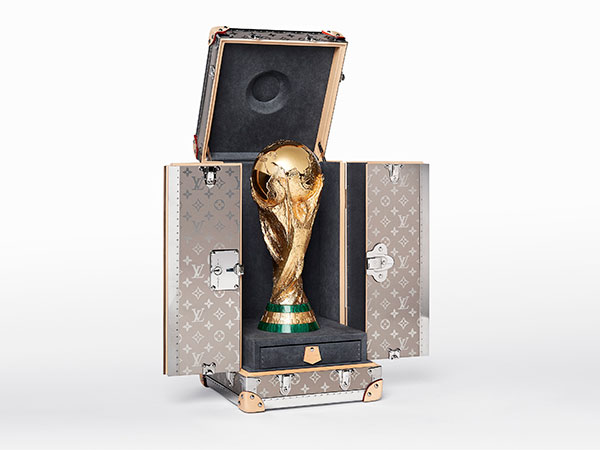 لويس فويتون يطلق مجموعة من المنتجات المرخص لها رسميًا من كأس العالم لكرة القدم 2018 في روسيا